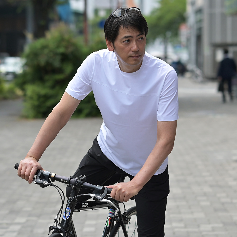 Tシャツを着てロードバイクにのる男性の画像