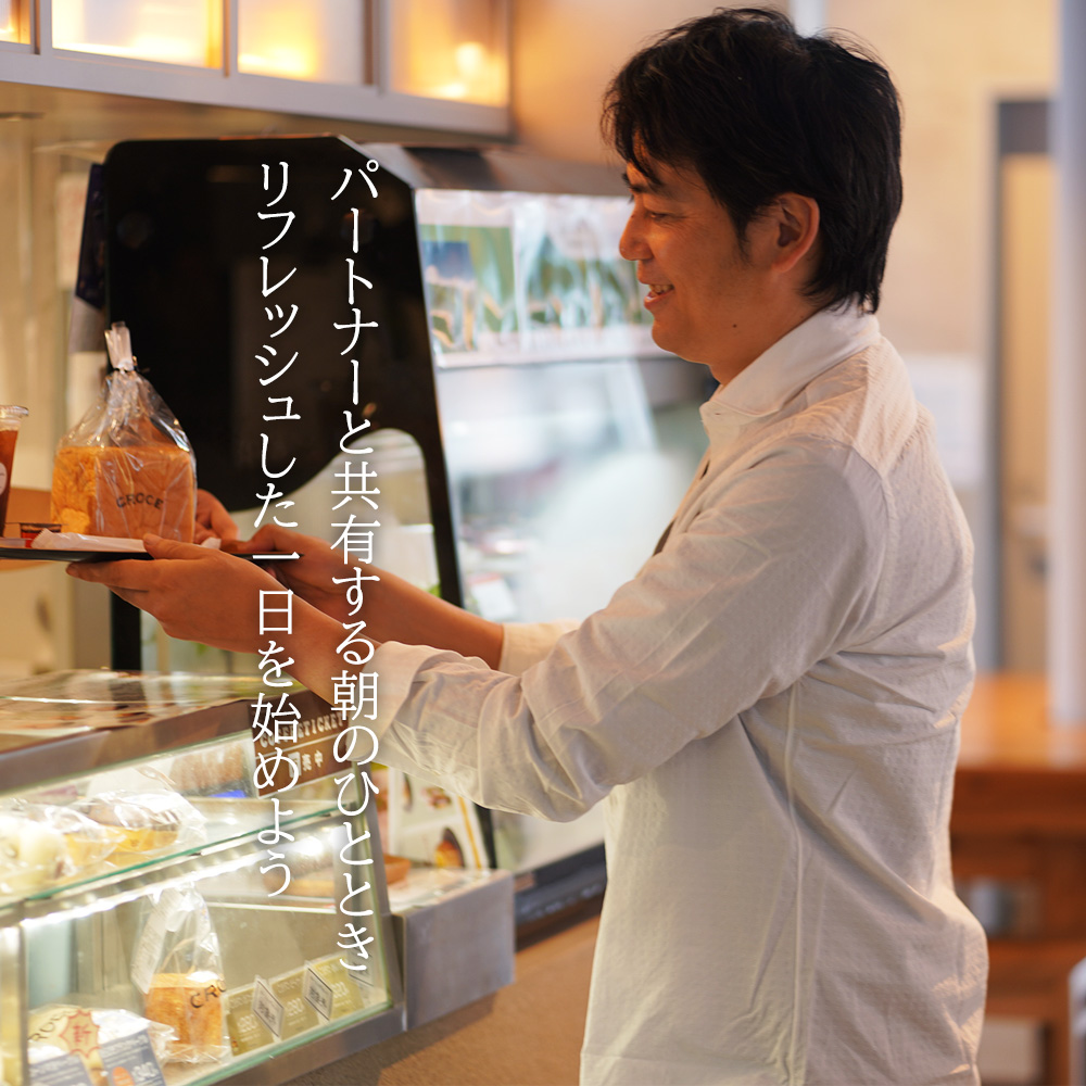 パートナーと共有する朝のひととき　リフレッシュした一日を始めよう　カフェで珈琲と軽食を受け取っている風景